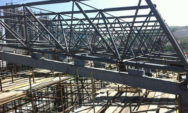 西宁简述网架公司的黑色压型钢板的吊装步履